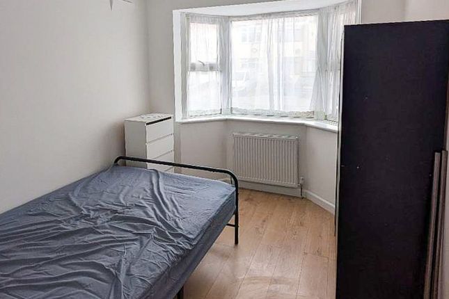 65, Philip Road, Rainham photo 3