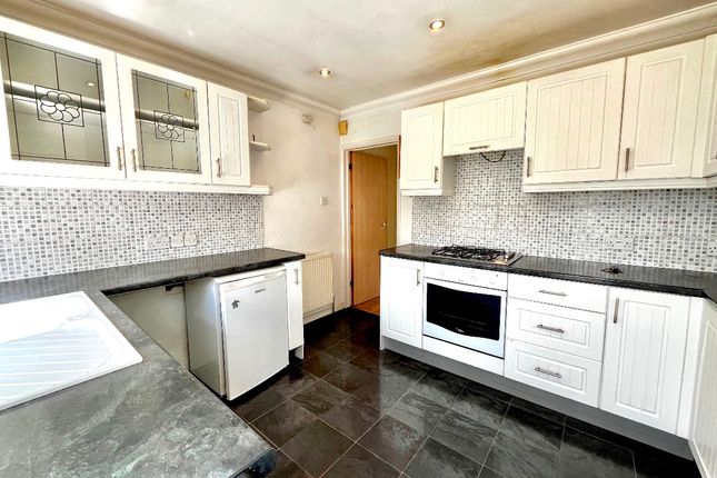 5 Kersey Gardens, Romford photo 2