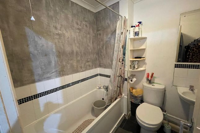 14, Benyon Path, South Ockendon photo 5