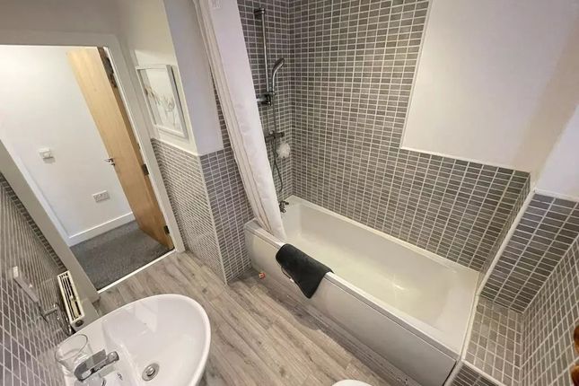 This Stylish Bathroom Suite Features Modern Tiles ...