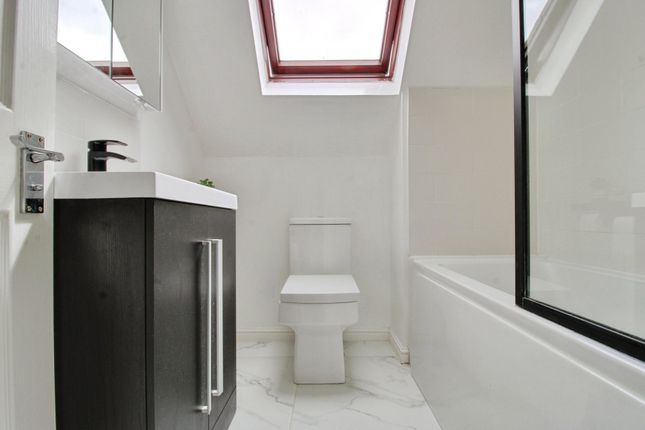 7 Lea Close, Swindon photo 2