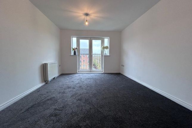 Flat to rent in Oakwood Grove, Radcliffe