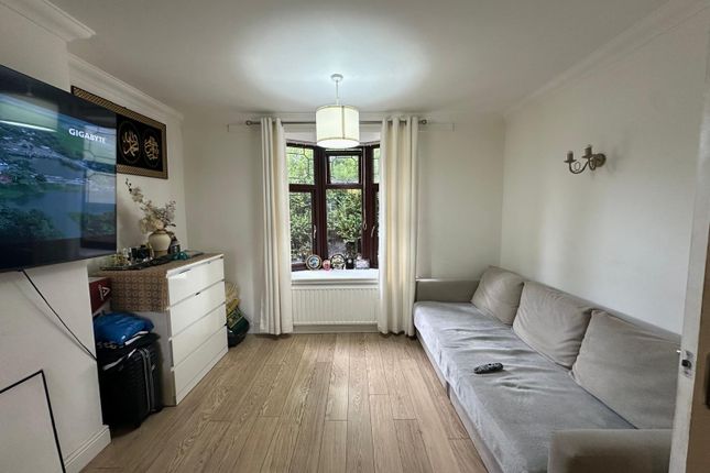 24 Wood Lane, Dagenham photo 2