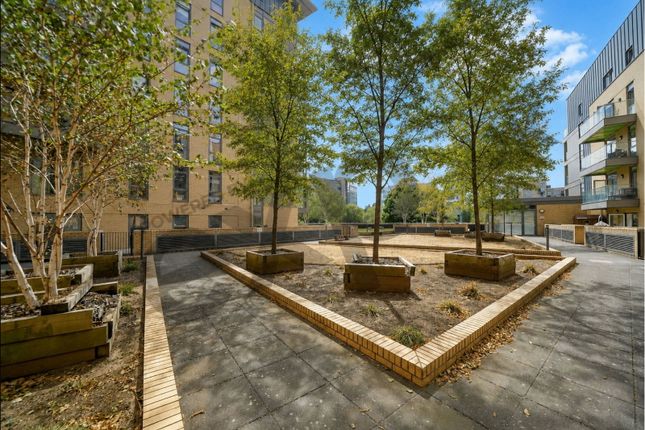 Falcondale Court,Flat 19, Park Royal, London photo 3