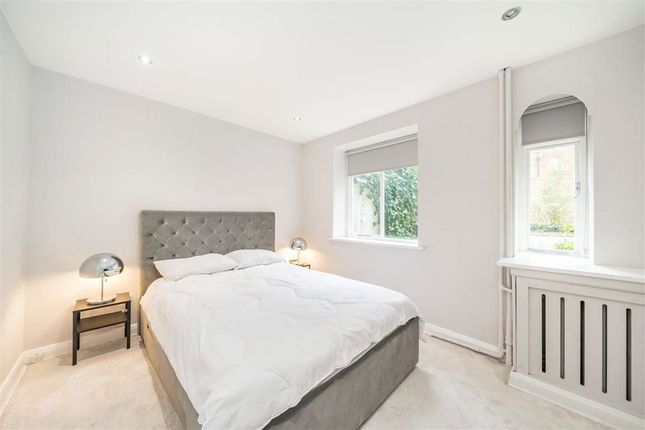 Flat 1, Delahay House, 15, Chelsea Embankment, London photo 4