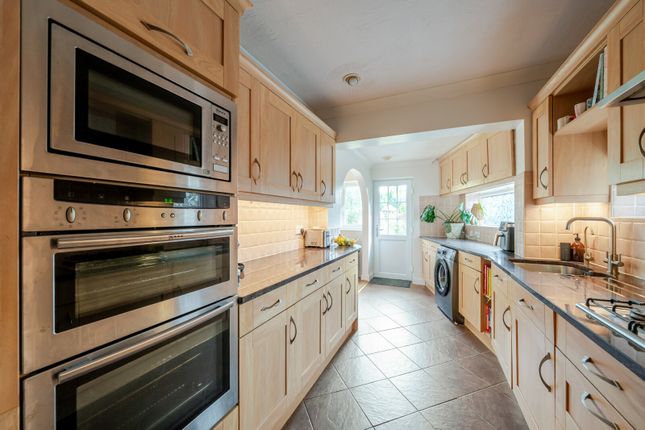 7, Chestnut Grove, Surrey photo 3