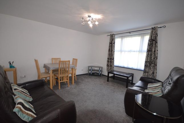 Flat to rent in Chamberlayne Avenue, Wembley