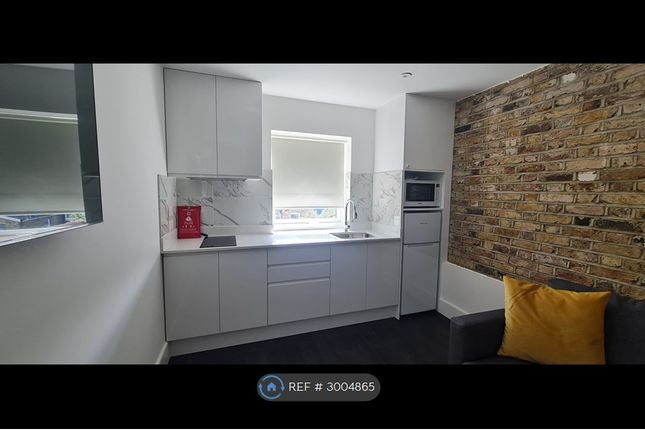 Apartment  A Trinity Road, Tooting Bec, London photo 3
