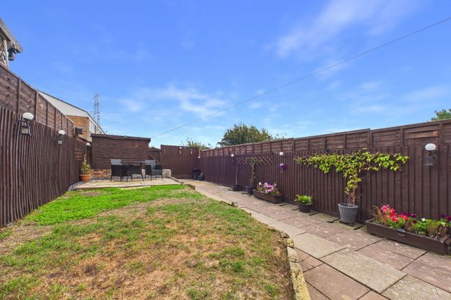 20, Prince Charles Close, Southwick photo 3
