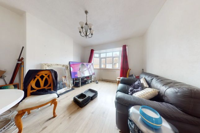 Flat for sale in Wychwood Avenue, Thornton Heath, Surrey