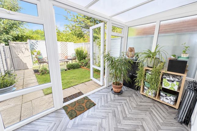 8, Spring Close, Eastbourne photo 2