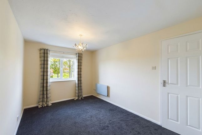 42 Bridgewater Court, Slough photo 3