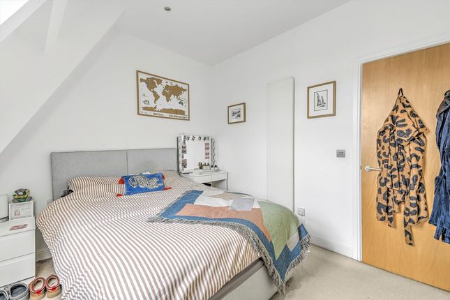 Flat 419, 130, Clapham Common South Side, London photo 4