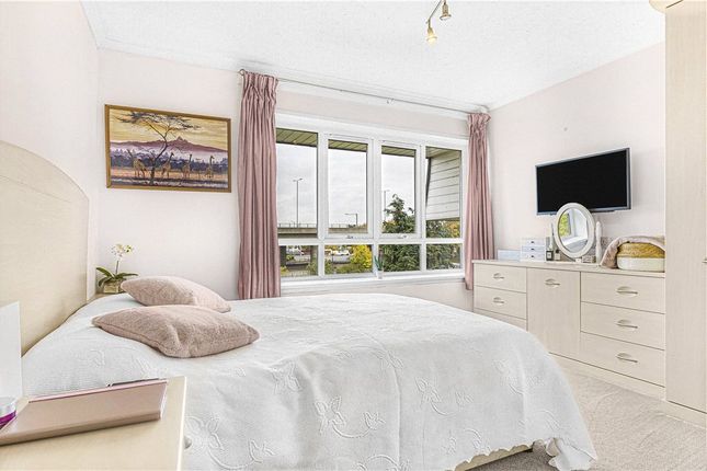 103, Stourton Avenue, Feltham photo 4