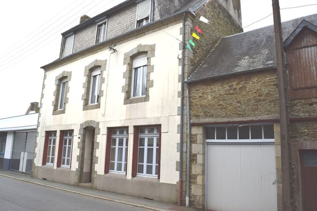 Terraced house for sale in 22160 Callac, Côtes-D'armor, Brittany, France