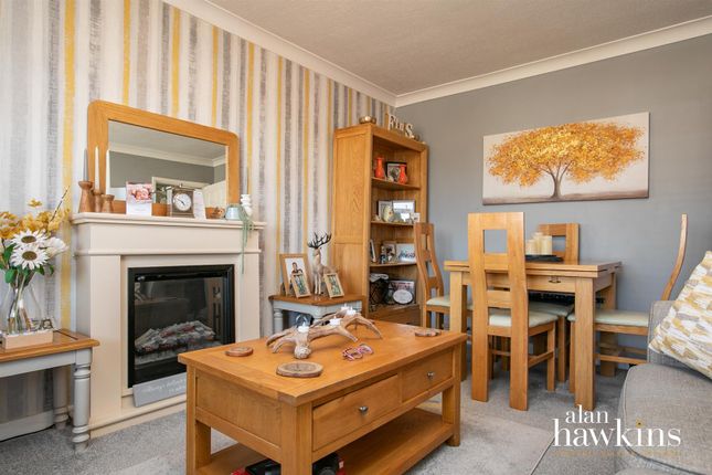 27, Kimmeridge Close, Swindon photo 4