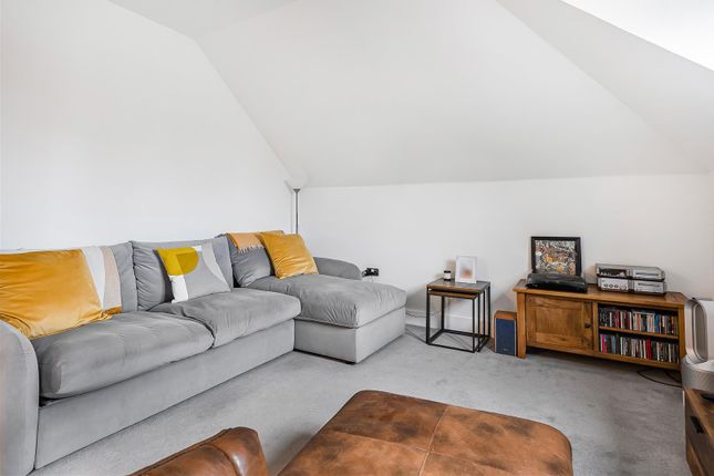 34, Henmarsh Court, Hertford photo 2
