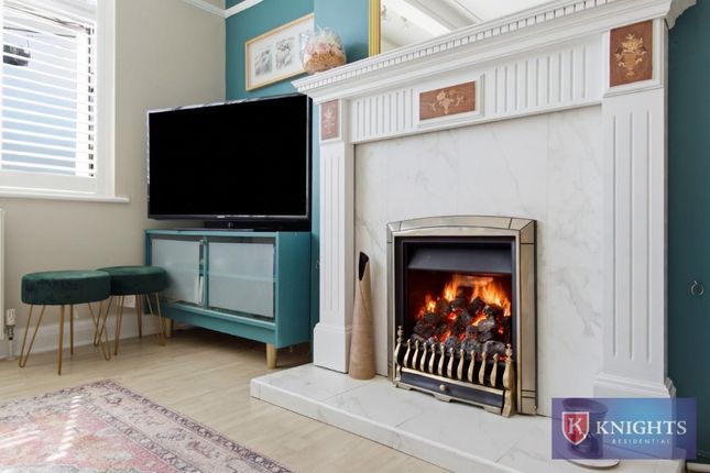 27, Clarendon Road, London photo 3