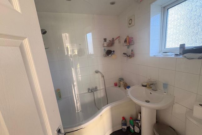 19, Meadowbank Avenue, BRADFORD photo 5