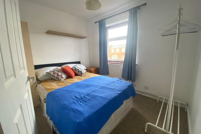 Room 4, 32 Thornbury Close, London photo 2