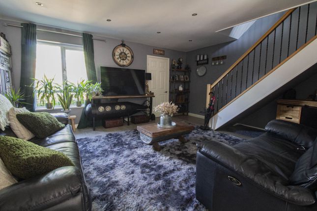 9, Holly Court, Frome photo 4