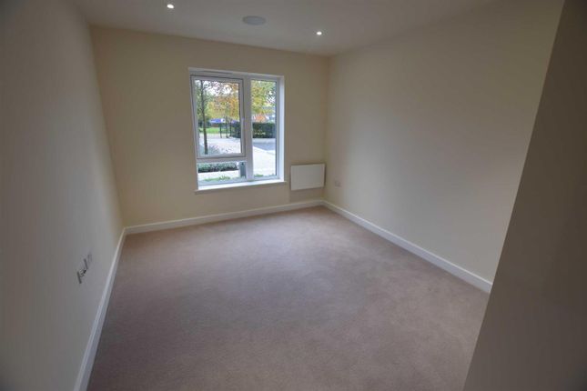 Flat to rent in Beaufort Square, Edgware