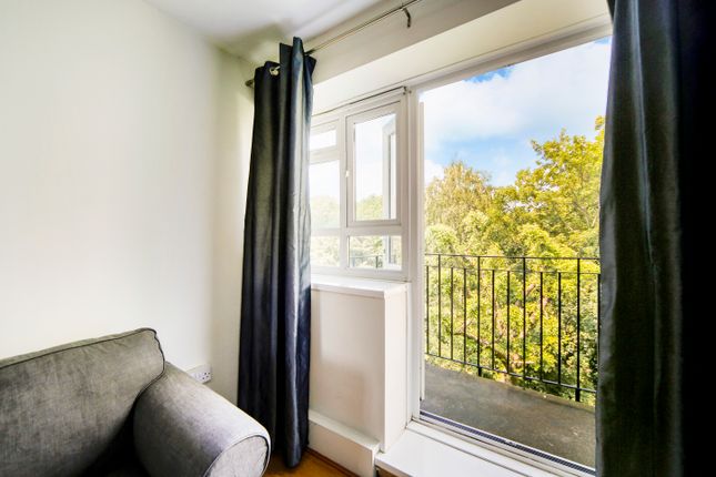 46, Esher Gardens, London photo 5