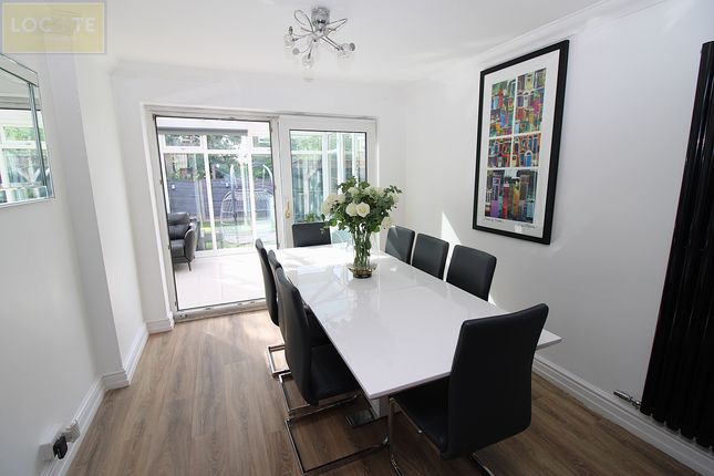 135 Arundel Avenue, Flixton photo 3