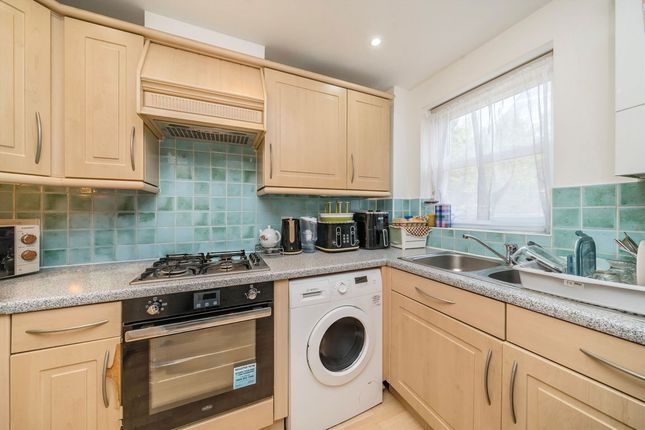 11, Ravens Close, Surbiton photo 3