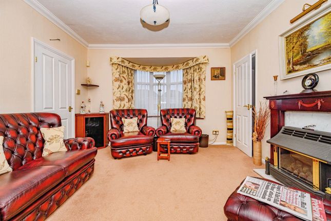 42, Chipperfield Road, Hemel Hempstead photo 3