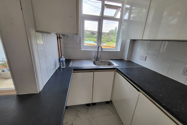 31, Blackmore Avenue, Southal photo 3