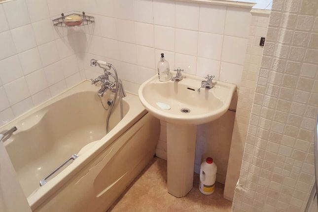 7, Hollidge Way, Dagenham photo 5