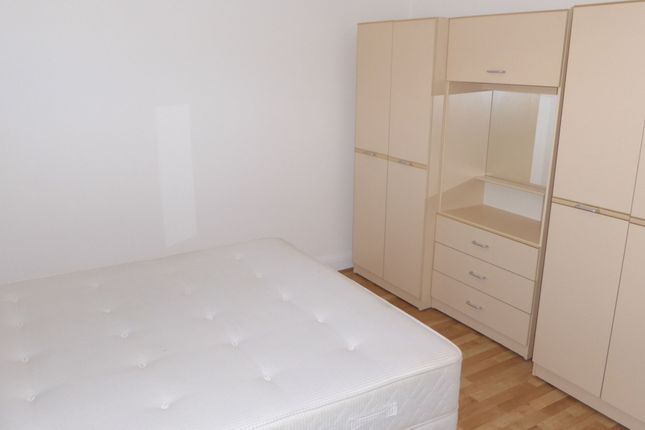 Studio terraced on Room 4-REAR-150 Sunny Gardens Road, London, £875/mo