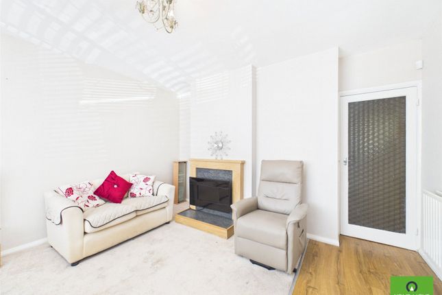 14, Tiverton Grove, Romford photo 5