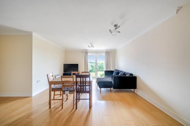 Flat 27 Damask Court,, Cleeve Way, Sutton photo 3