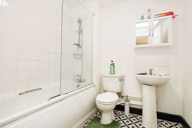 Flat for sale in Freehold Street, Northampton