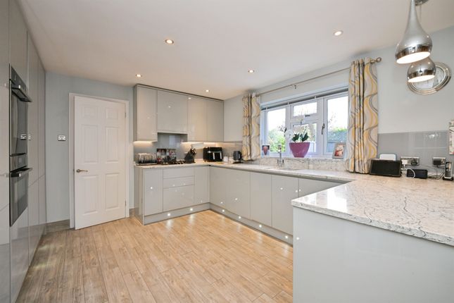 5, Gold Close, Broxbourne photo 4