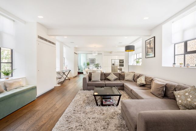 Flat for sale in Frederick Close, London