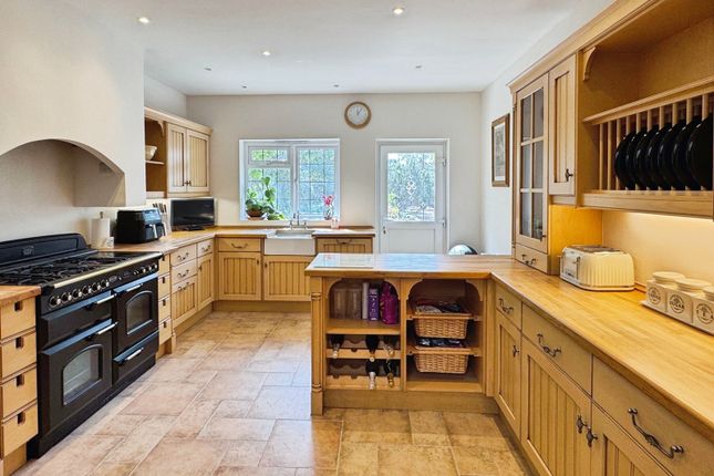 29, Woodwaye, Reading photo 3