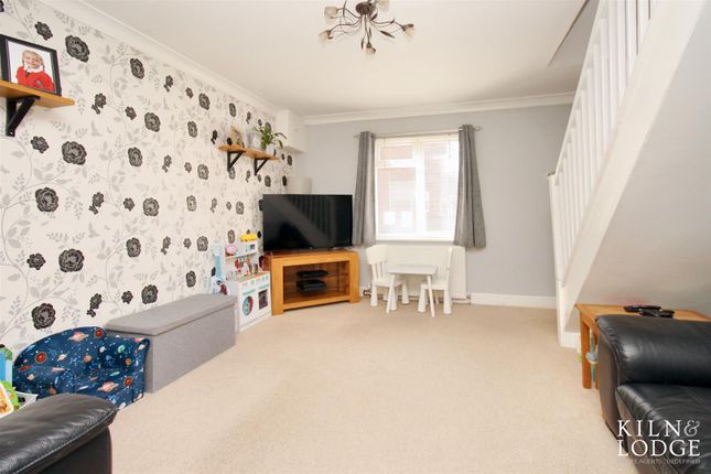 38, Burgundy Gardens, Basildon photo 3