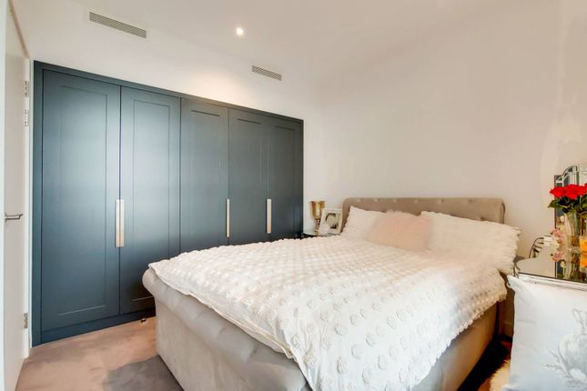 Flat to rent in Defoe House, Canary Wharf, London