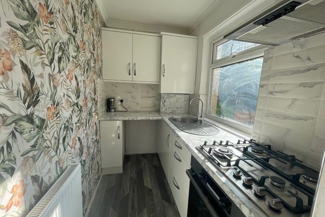 19, ROSEDALE AVENUE, BRADFORD photo 2