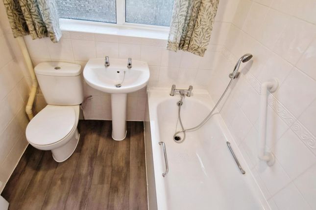 6, St David's Close, Farnborough photo 4