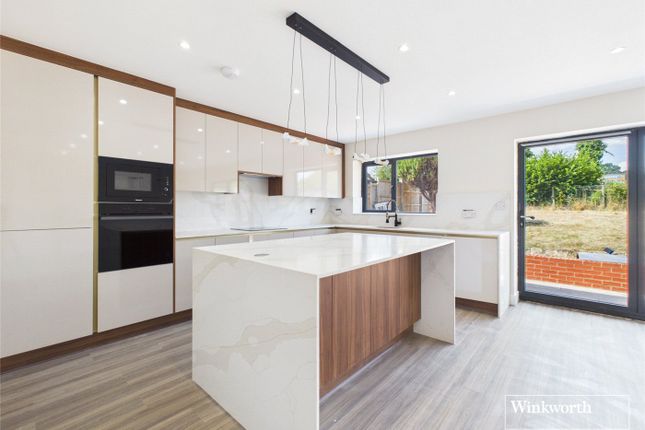 8, Morlands Avenue, Berkshire photo 3