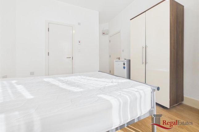 Room 1, 183, Chapter Road, London photo 4