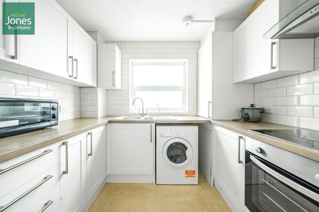 Room 1, 20 Kings Court, Lancing photo 2