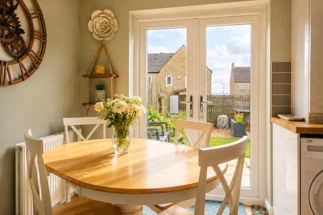 19, Sharket Head Close, Bradford photo 4