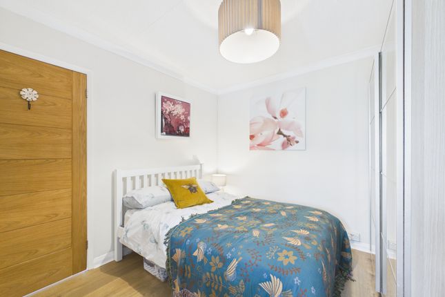 24 Georges Hill, High Wycombe photo 4