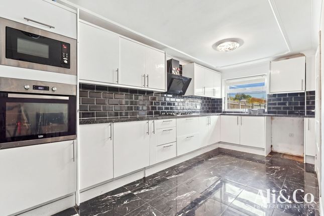 2 Central Avenue, Canvey Island photo 3