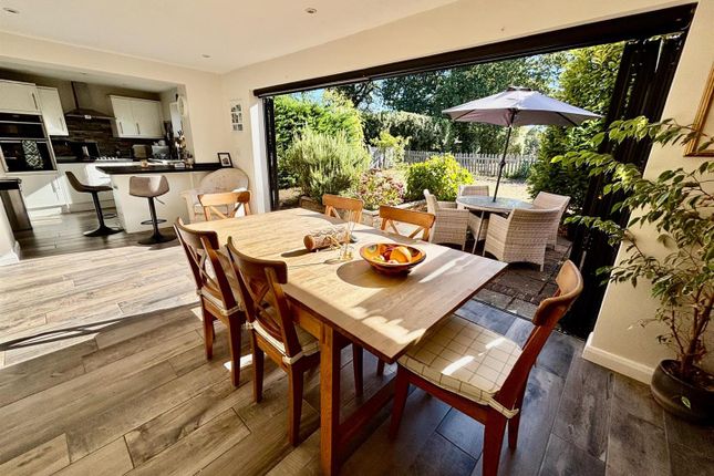 5, Broadley Green, Windlesham photo 2